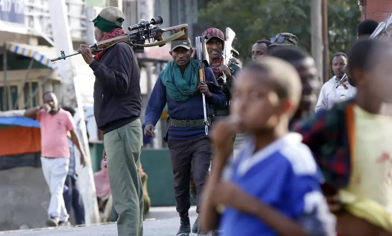 Las fuerzas de seguridad patrullan en la calle después de que el ejército etíope tomó contra de la ciudad de Amhara de manos de los rebeldes del Ejército de Liberación del Pueblo del Tigray en Etiopia. 