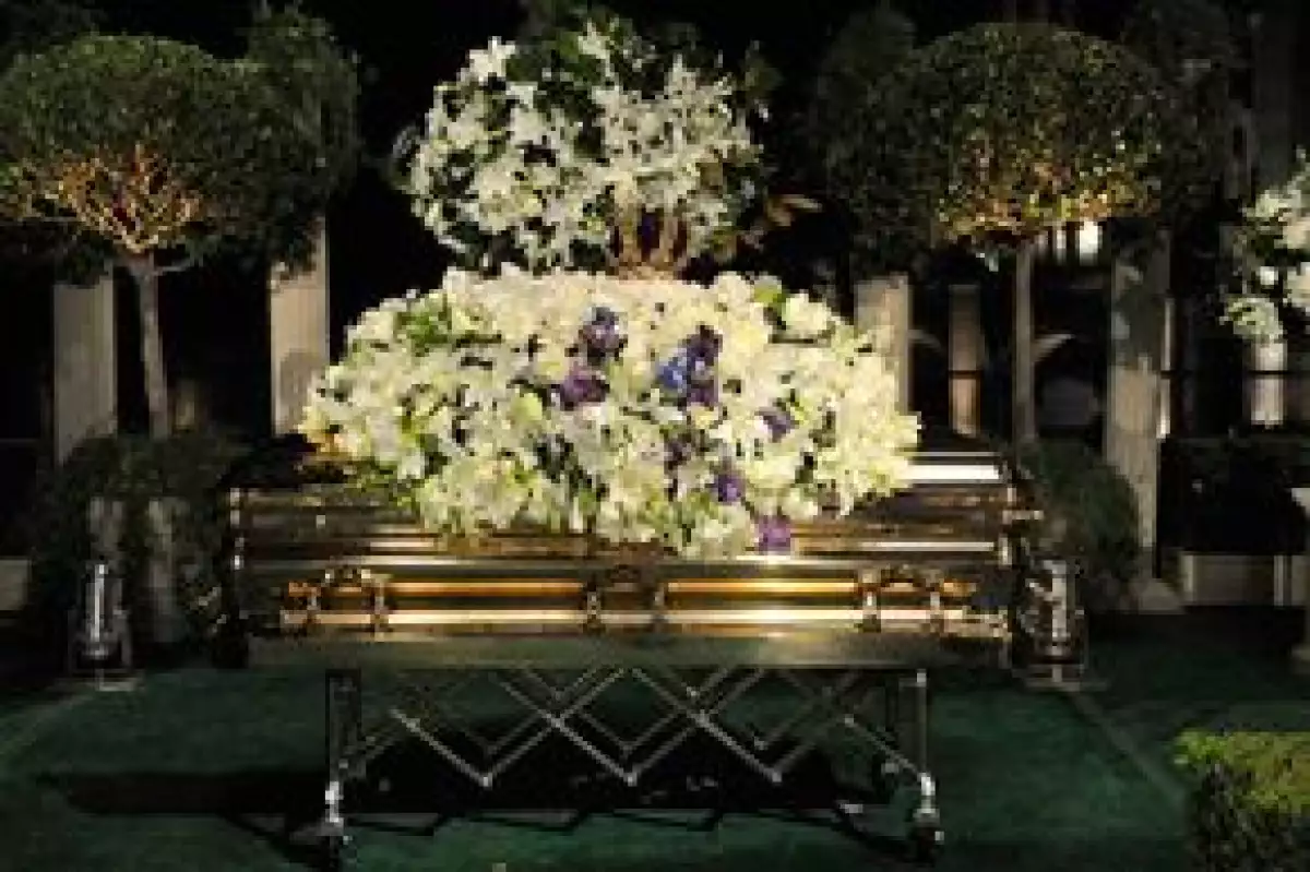 El Gran Mausoleo, de mármol y concreto, de Forest Lawn Memorial Park estaba ligeramente abierto al público desde antes de que Jackson fuera sepultado en algún lugar de ahí, un laberinto de pasillos