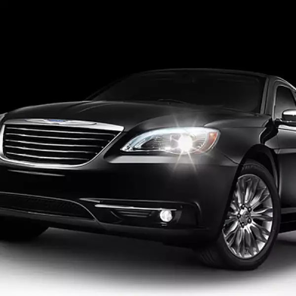 Las líneas del automóvil han sido rediseñadas respecto a su antecesor, en el exterior encontramos un cambio en la facia, la parilla ostenta el nuevo logo de Chrysler y los faros incorporan luces tipo LED.