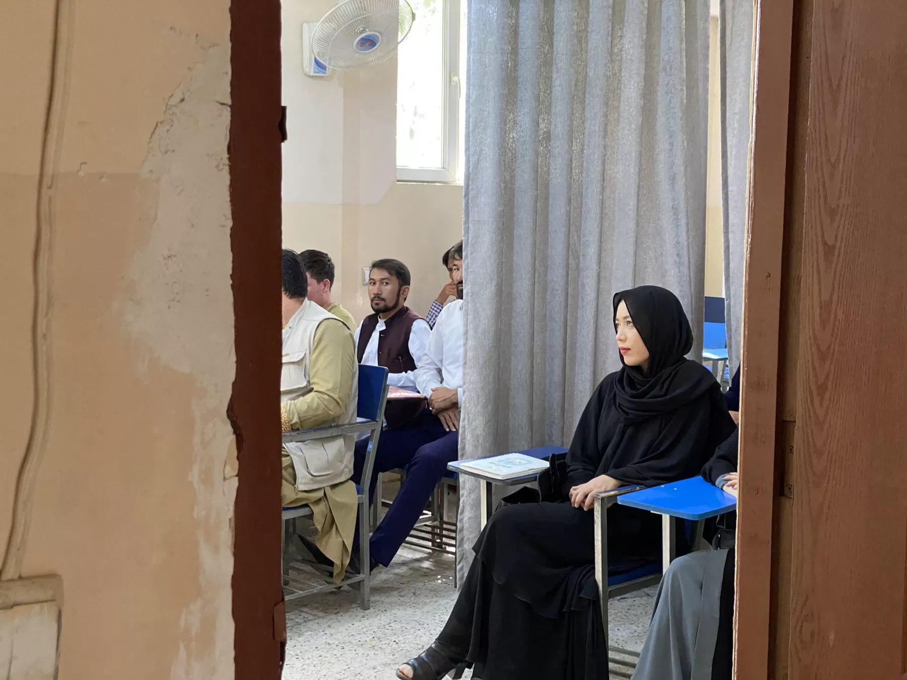 Mujeres afganas en salón de clases, separadas de los hombres