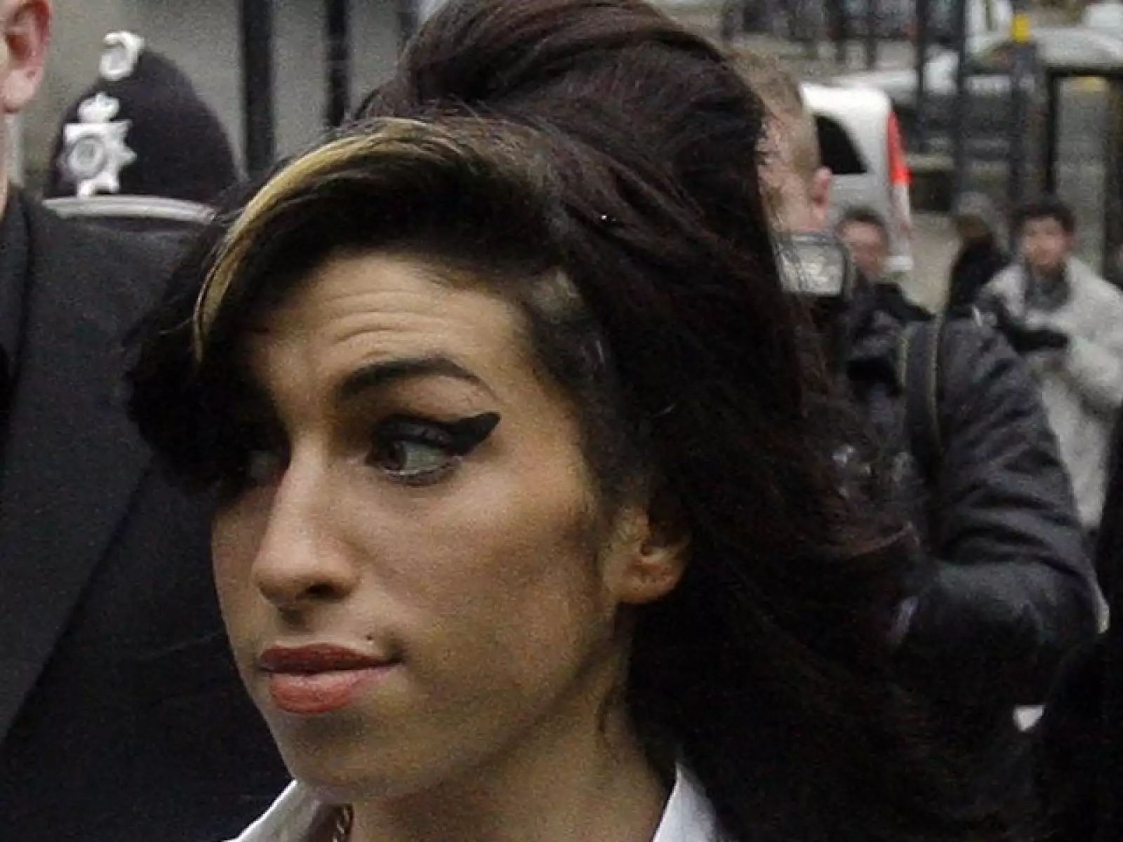 Amy Winehouse mira con sospecha a los fotógrafos al llegar a la corte de Milton Keynes donde compareció acerca de su ataque a un manager de teatro hace un par de semanas.