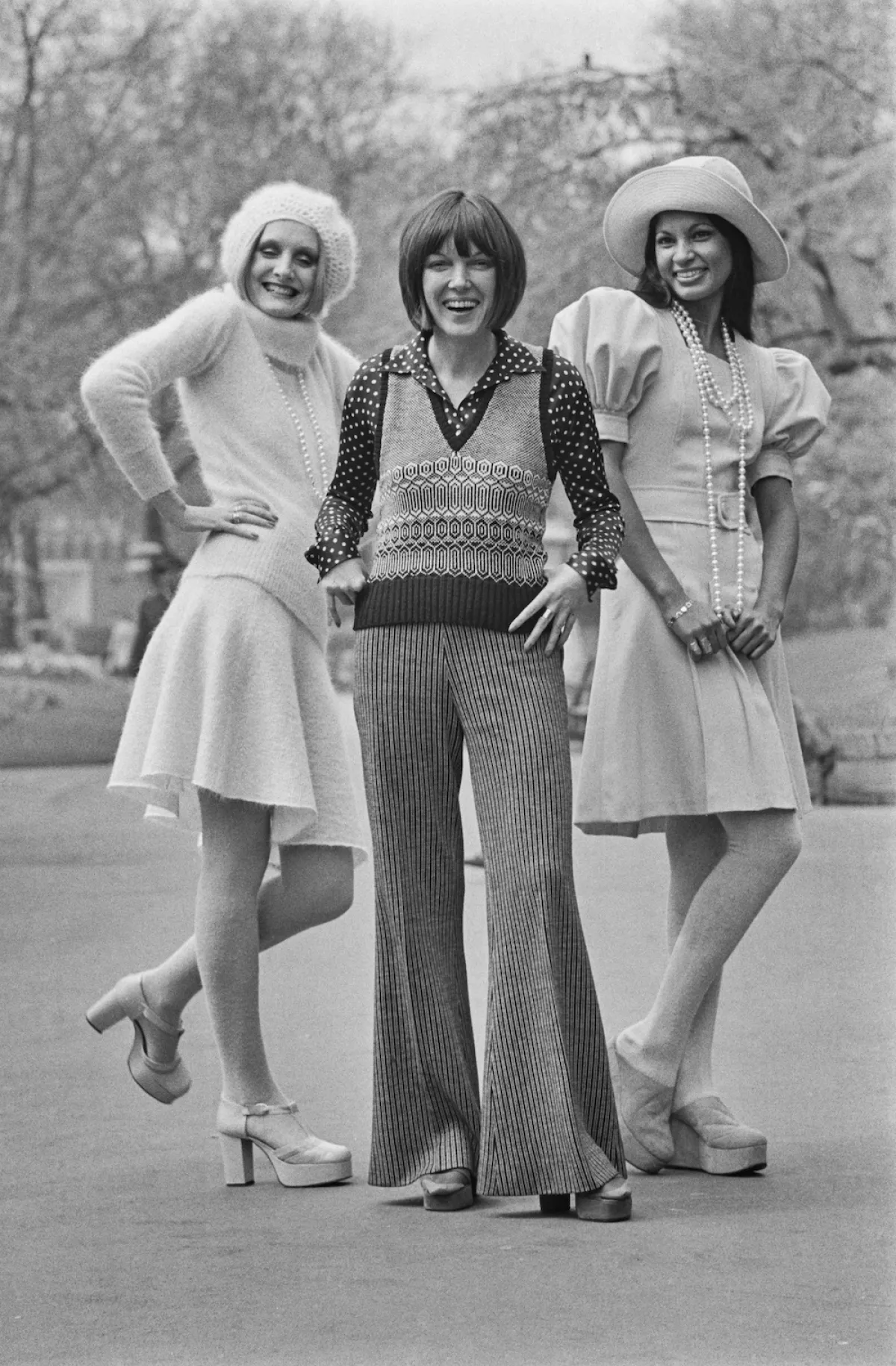 Mary Quant con dos modelos que lucen minifaldas de su colección en 1972.