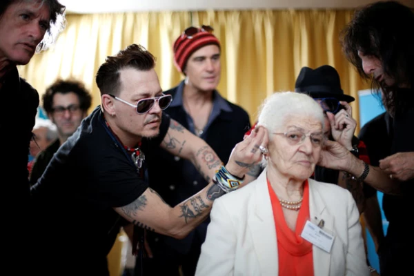 Mientras Amber estaba en LA, Johnny Depp estaba en Lisboa con su banda haciendo obras de caridad con ancianos.