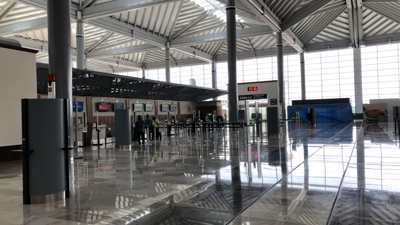 Mostrador de Viva Aerobus en el AIFA casi vacío.jpg