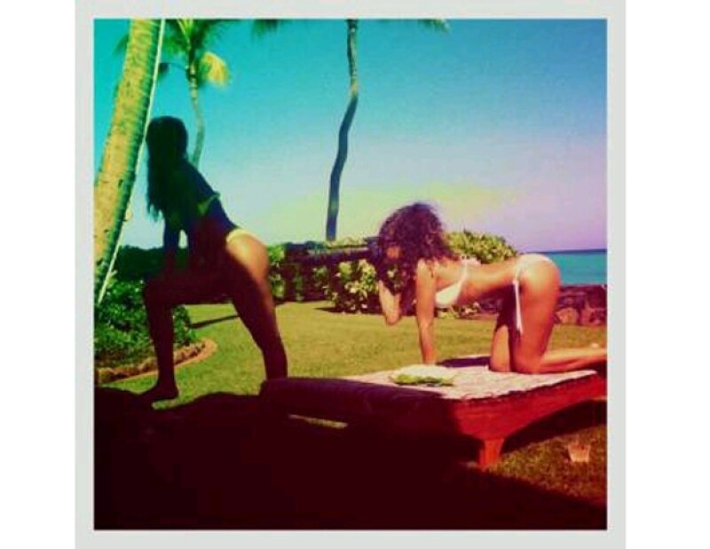 Rihanna también aprovechó para fotografiar a sus amigas en una pose muy sensual.