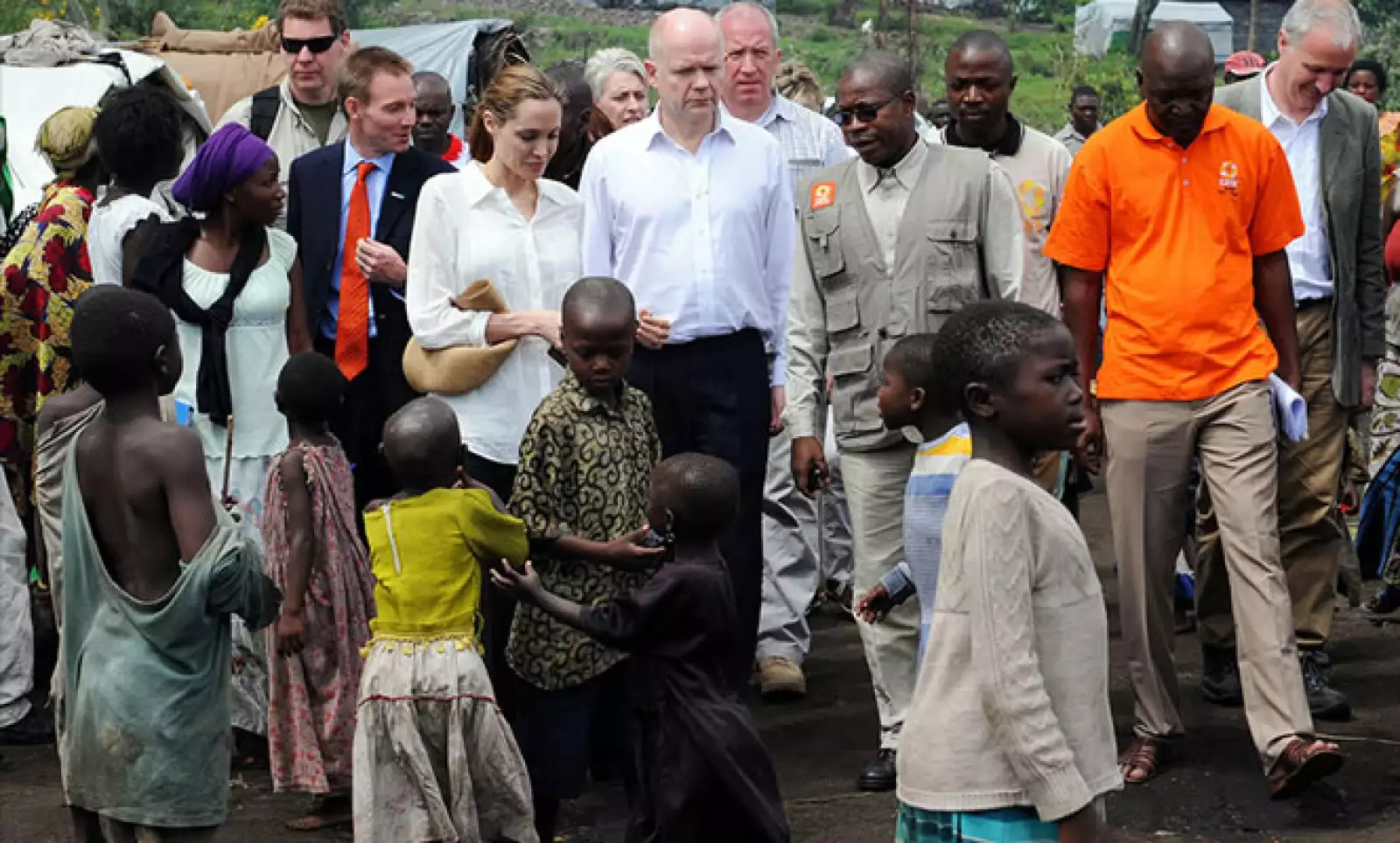 Jolie viaja por el mundo promoviendo acciones humanitarias cuando no está en los sets de grabación. Aquí con niños en la República Democrática del Congo.