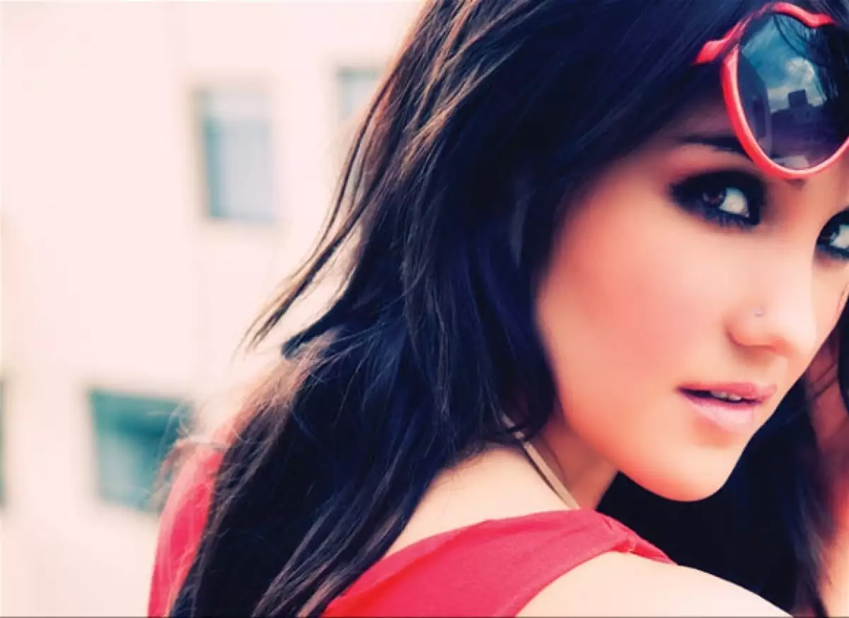 La canción "Inevitable", primer sencillo de la cantante como solista, se escucha en la web desde el lunes, por lo que la ex RBD hizo un llamado para que se respetara su trabajo.