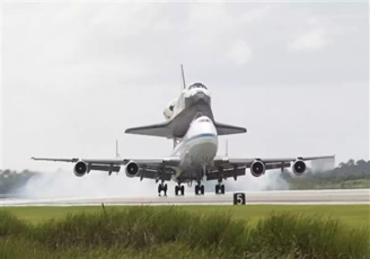 El transbordador Discovery, montado en un avión Boeing 747, aterriza en el Centro Espacial Kennedy, en la Florida. (Foto: AP)