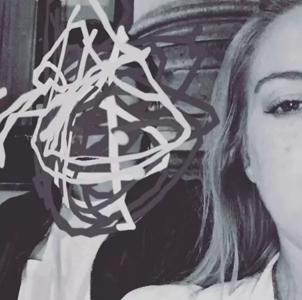 La actriz subió una foto de su prometido tapándole la cara.