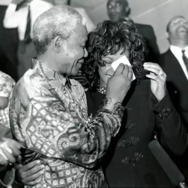 Whitney Houston lloró de emoción al conocer a Mandela durnate su visita a Pretoria en 2009.