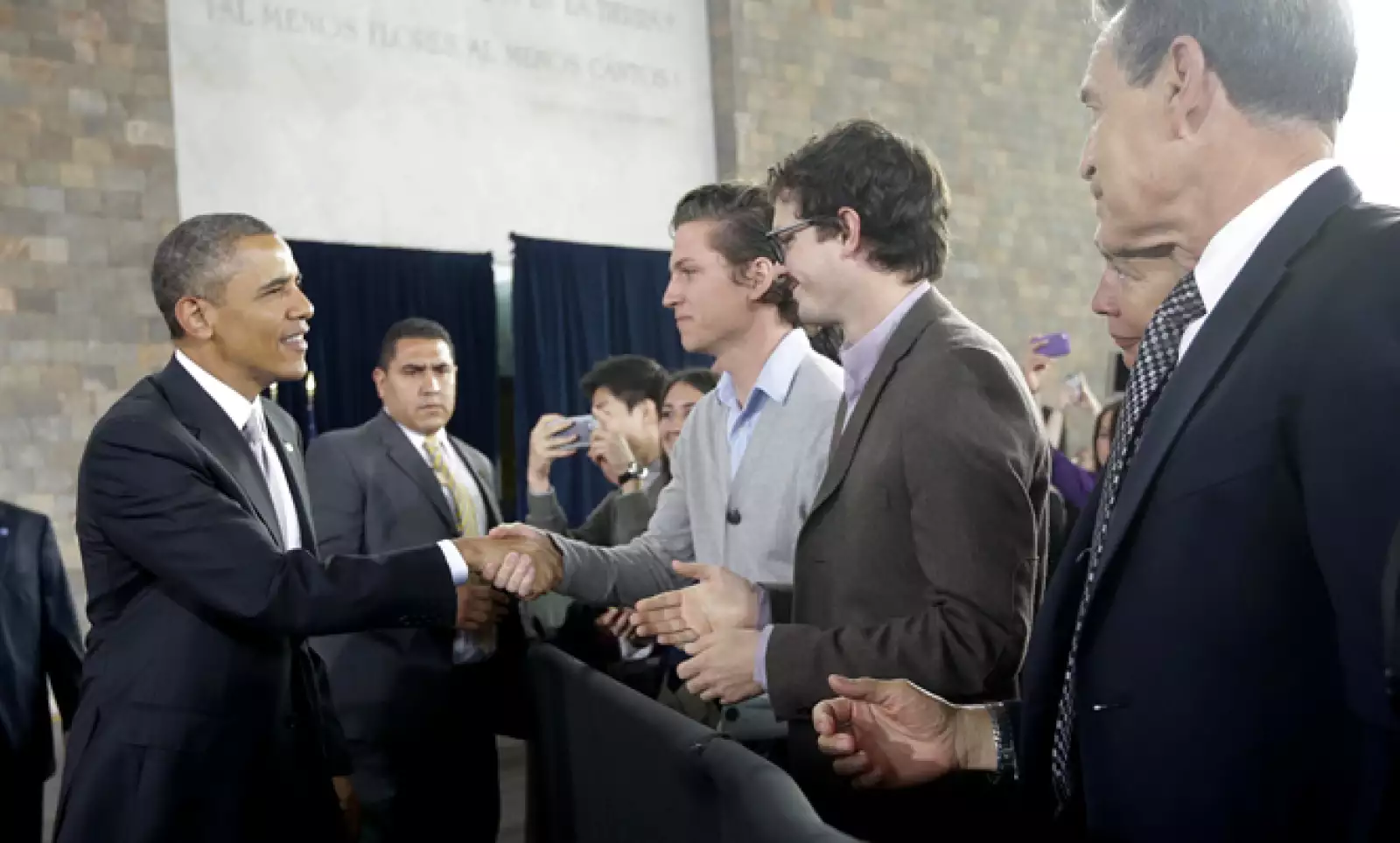 “Ustedes son el sueño. Este es su momento. Mientras alcanzan un futuro que ustedes saben que es posible, siempre recuerden que su mayor socio —la nación que alienta su éxito más que nadie— es su vecino más cercano y amigo más fuerte, los Estados Unidos de