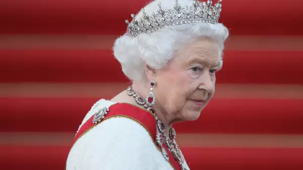 Un estudiante chino ha sido detenido a las puertas del palacio de Buckingham mientras intentaba entrar en el edificio con un cuchillo con el que, dijo, pretendía asesinar a la reina.