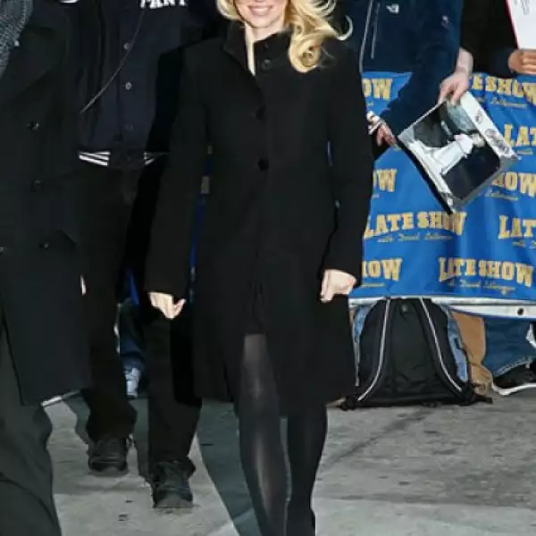El look "total black" de la actriz Naomi Watts es perfecto para Nueva York. Además, otro acierto es el abrigo largo, ideal para el frío, y medias semi opacas.