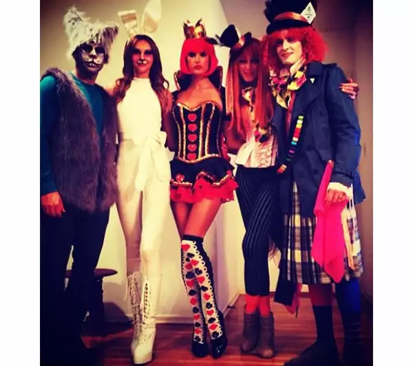 Compartió esta imagen a lado de sus amigos disfrazados de personajes de la misma historia.