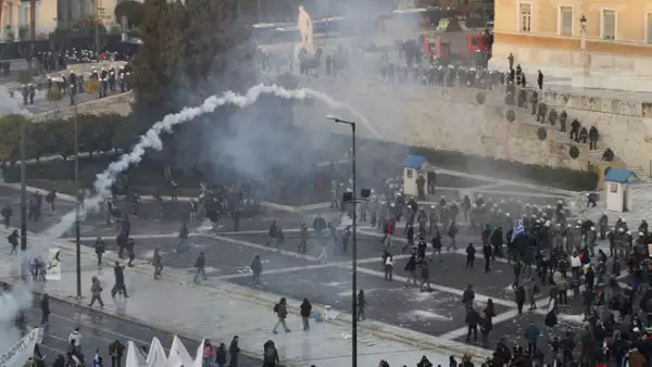 La Policía repelió con gases lacrimógenos a manifestantes que lanzaban piedras y bombas molotov en la Plaza Sintagma, situada frente a la sede del Legislativo.
