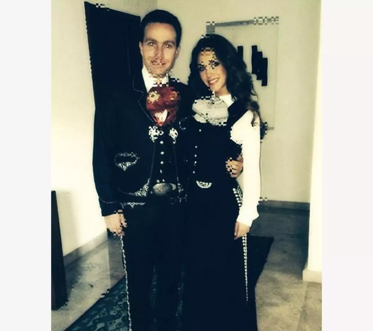 La pareja vistió el traje típico de charro para asistir a un torneo en la capital del estado. La cantante compartió en Instagram una imagen de ambos, listos para salir.