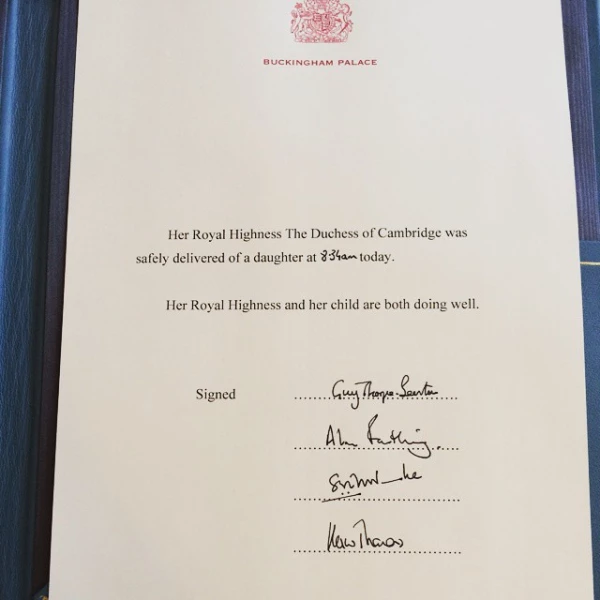 Antes de que se colocara en el mismo caballete en el que anunciaron la llegada del príncipe George, tomaron una foto del papel membretado en el que se dio el anuncio oficial sobre el nacimiento de la bebé.