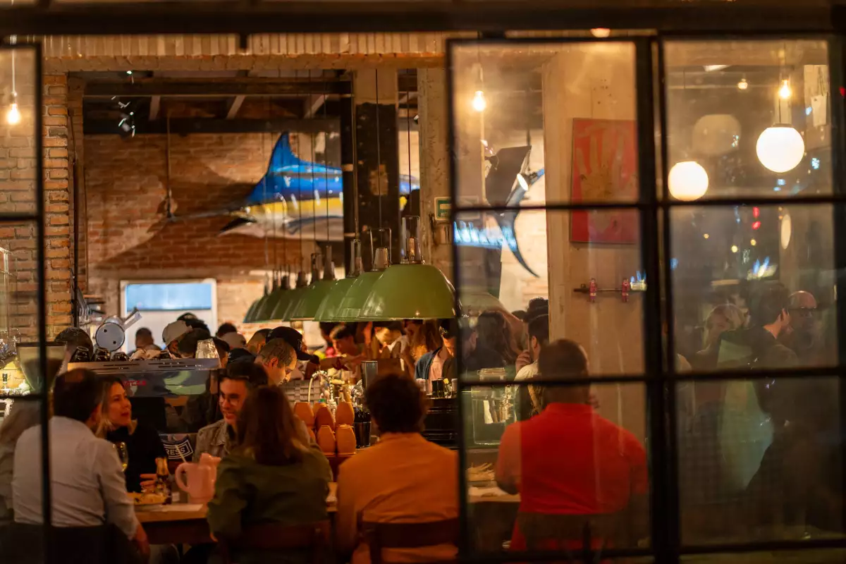 Foto del restaurante La Docena lleno de comensales en CDMX.