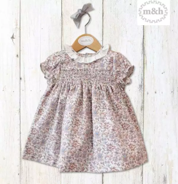 Este vestido es de la firma de ropa infantil M&H, y solo se vende en cinco tiendas en España.