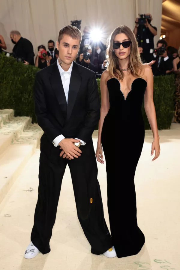 El incómodo momento que Justin y Hailey Bieber vivieron por Selena Gómez Justin y Hailey Bieber