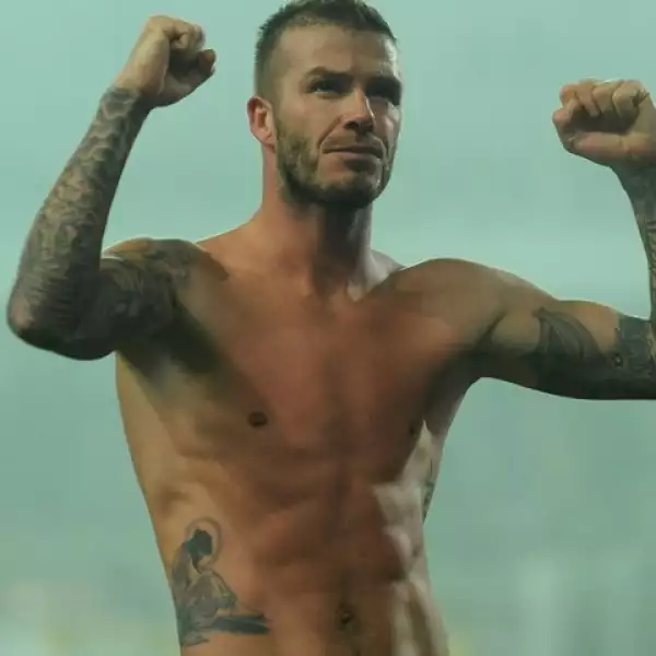 David Beckham enseñó su nuevo tatuaje el día de ayer después de un partido con el AC Milan, donde ganó a la Juve. El diseño es una copia de la pintura de Matthew R. Brooks, `The Man of Sorrows´.