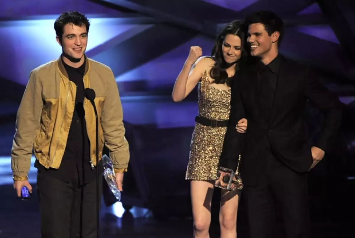 La exitosa saga de vampiros sigue siendo favorita en el público pues logró llevarse cuatro premios en la entrega realizada ayer en el teatro Nokia de Los Ángeles.