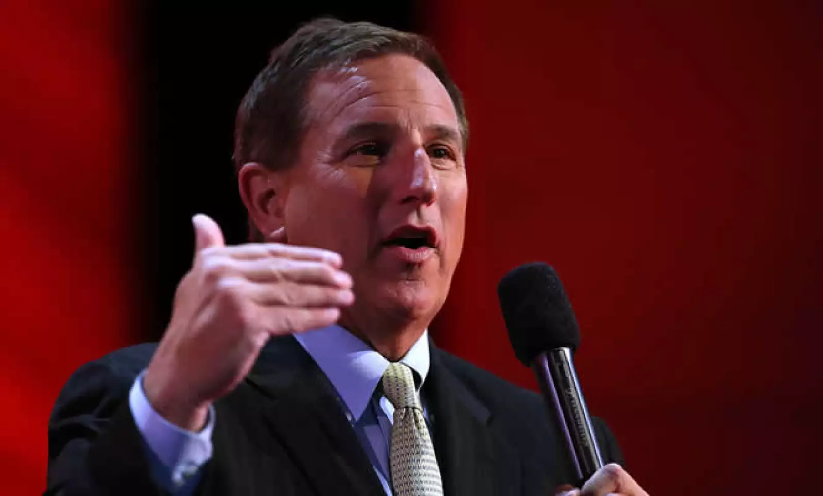 Hurd renunció después de que se descubrió que presentó informes de gastos falsos para ocultar su relación con una contratista femenina, según un informe del Wall Street Journal.