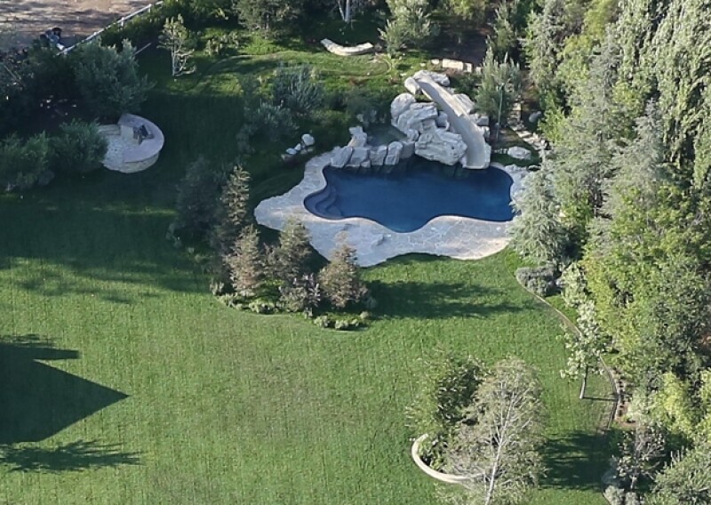 Pinos y mucha vegetación adornan los más de 12 mil metros cuadrados de terreno, así como este pequeño lago artificial.
