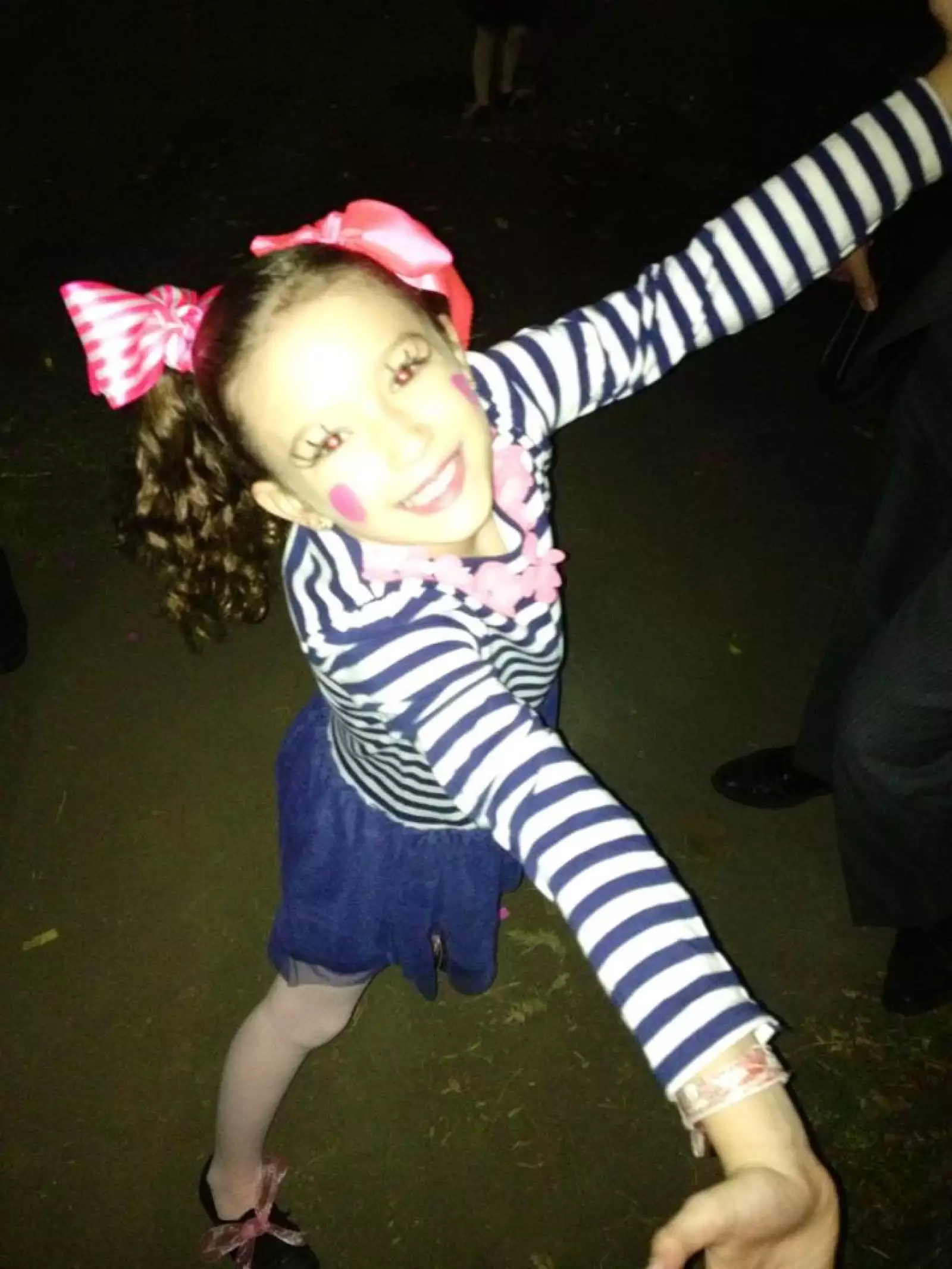 Además de ser una niña muy linda, Mía es muy inteligente y creativa.