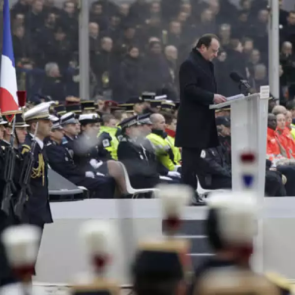 Diplomáticos y políticos se dieron cita en la Explanada de los Inválidos para la ceremonia.