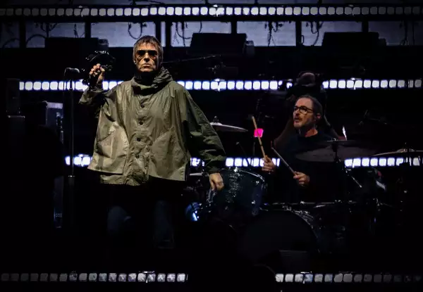 Foto de Liam Gallagher con un pandero en la mano durante el concierto de Oasis en CDMX.