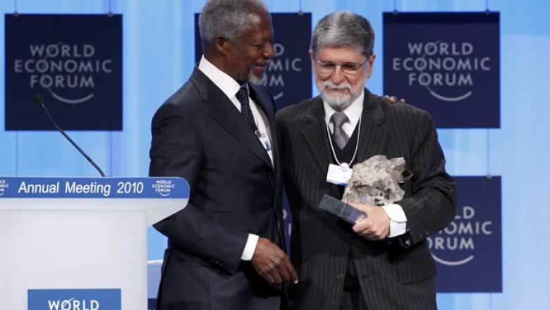 Ante los problemas de salud del presidente de Brasil, Luiz Inacio Lula Da Silva, su canciller y representante en el extranjero, Celso Amorim, recibió el premio de liderazgo global a manos del secretario de la Organización de Naciones Unidas, Kofi Annan.