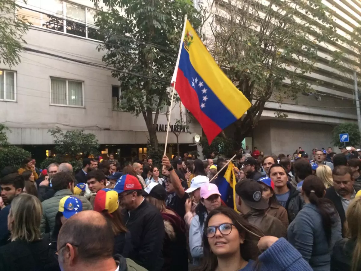 Venezolanos Embajada Venezuela en México