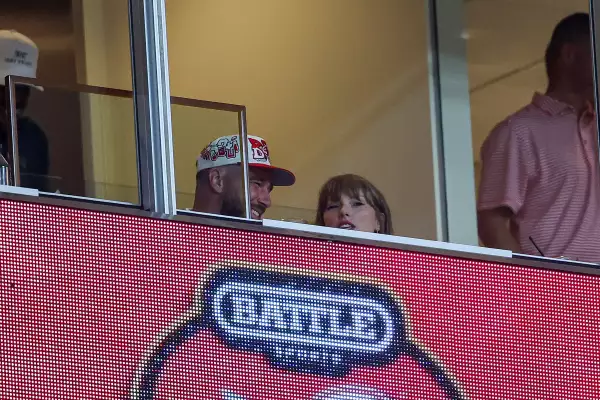 taylor-swift-y-travis-kelce-reaparecen-tras-compromiso.jpg