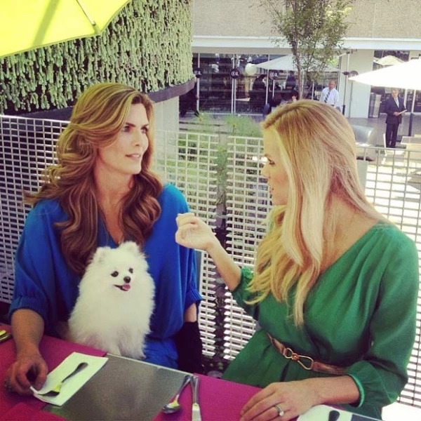 Montserrat platicando con Brooklyn acerca de comida.