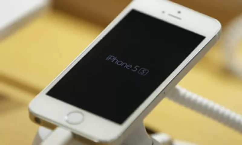 La novedad más notable del iPhone 5S es el sensor de huellas dactilares, llamado ID táctil. (Foto: Getty Images)