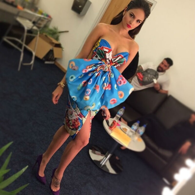 Eiza con uno de sus siete cambios para los Millennial Awards.