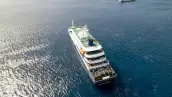 Esta imagen aérea muestra una vista general del crucero MV Hondius estacionario en el puerto de Praia, la capital de Cabo Verde, el 3 de mayo de 2026.