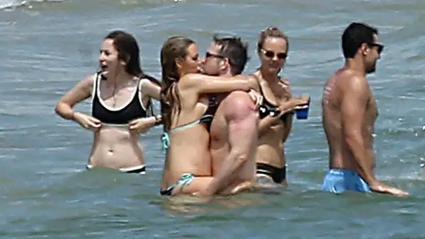 La actriz presumió su baby bump en una día en la playa junto a su esposo Ryan Reynolds y varios amigos famosos, entre ellos, Taylor Swift, Gigi Hadid, Karlie Kloss y Cara Delevigne.