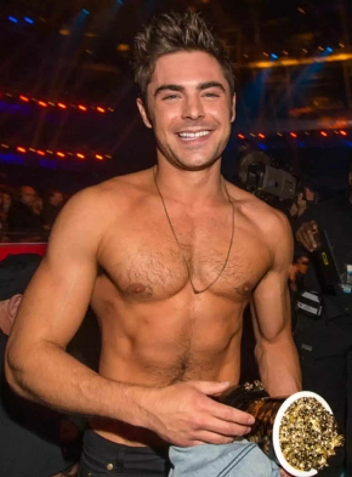 Ayer durante la entrega de los premios, Rita Ora decidió quitarle la camisa al sexy actor -detalle que muchas agradecieron- mientras él trataba de agradecer su galardón por Mejor Actuación sin Camisa.