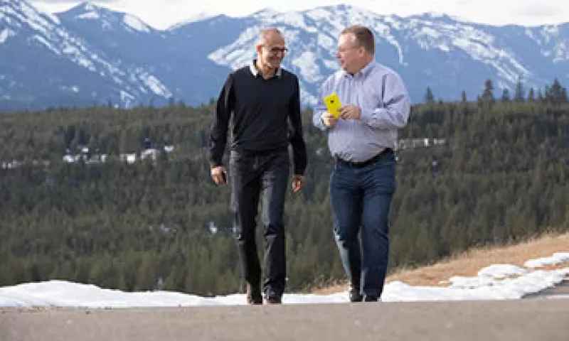 El CEO de Microsoft, Satya Nadella -izq- será jefe de Stephen Elop, tras la fusión.  (Foto: Tomada de microsoft.com)