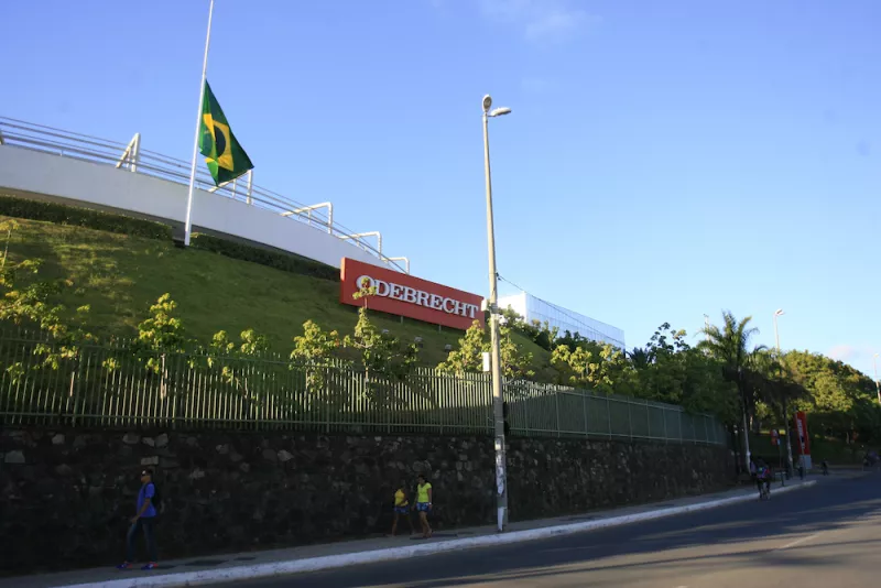 LUTO OFICIAL / BANDEIRA A MEIO MASTRO