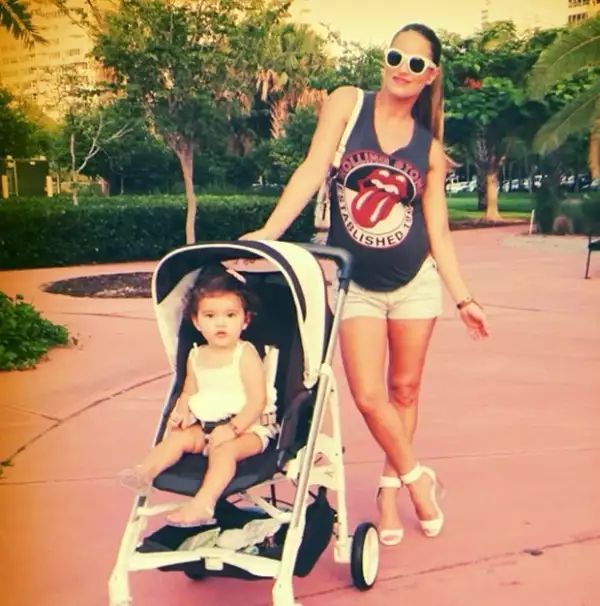 Lola compartió en Instagram esta linda foto donde sale con Erin. Se puede ver que el embarazo de Lola ya está en la recta final, sin embargo no hay duda que luce espectacular.