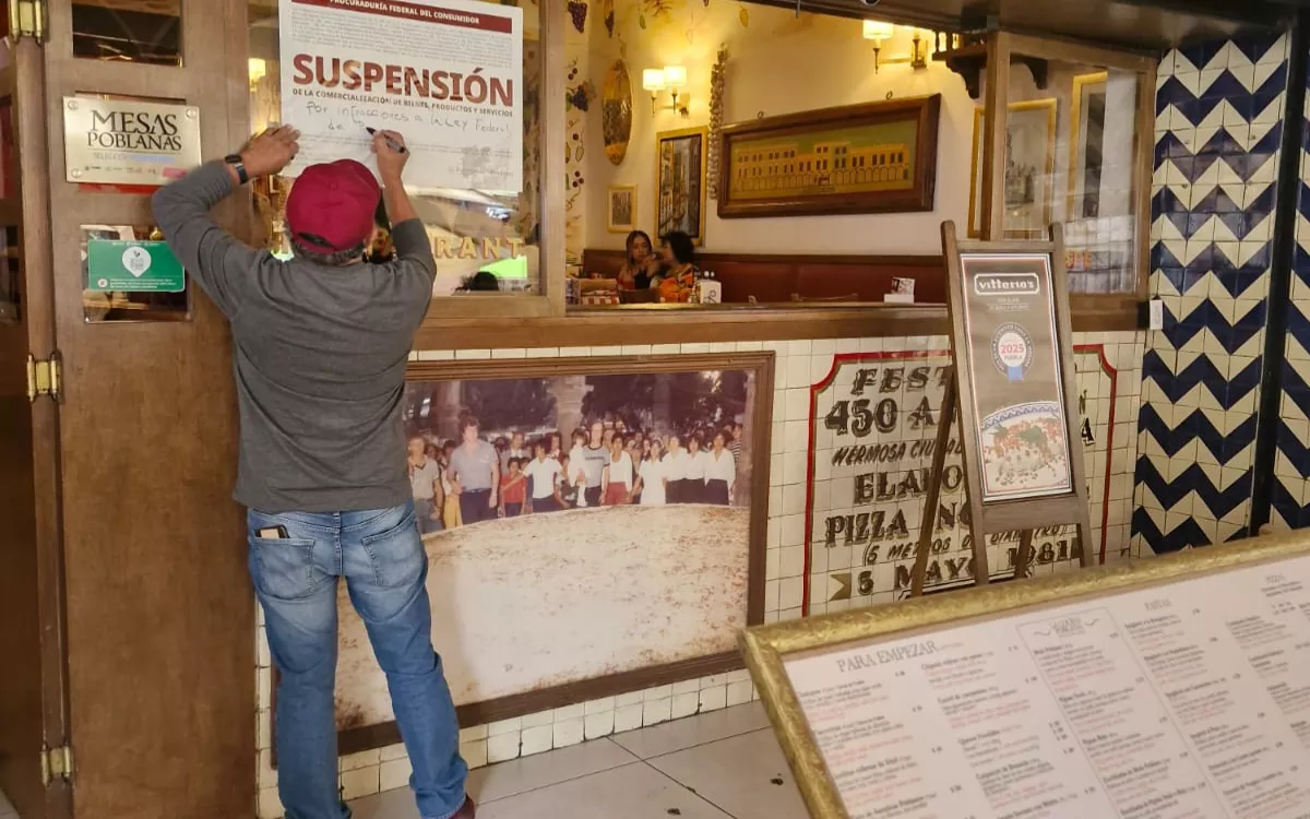 Profeco clausura restaurante en Puebla que obligaba a pagar propina; la incluían a fuerza