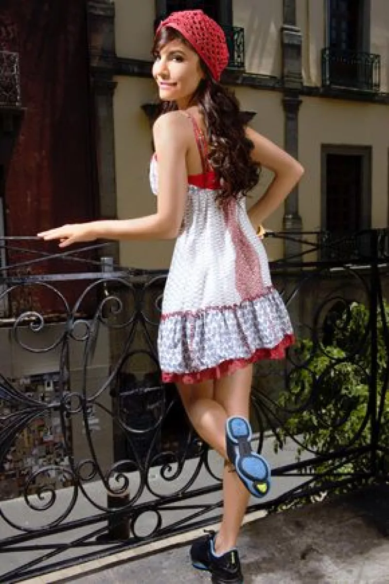 Con sólo caminar, los Easytone, tenis que promociona la actriz, ayudan a tonificar en 11% los músculos clave de los bíceps femorales, 11% las pantorrillas y en 28% las pompas.