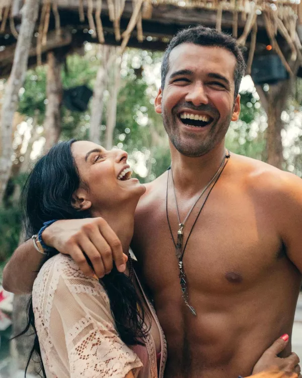 Aislinn Derbez y Jonathan Kubben