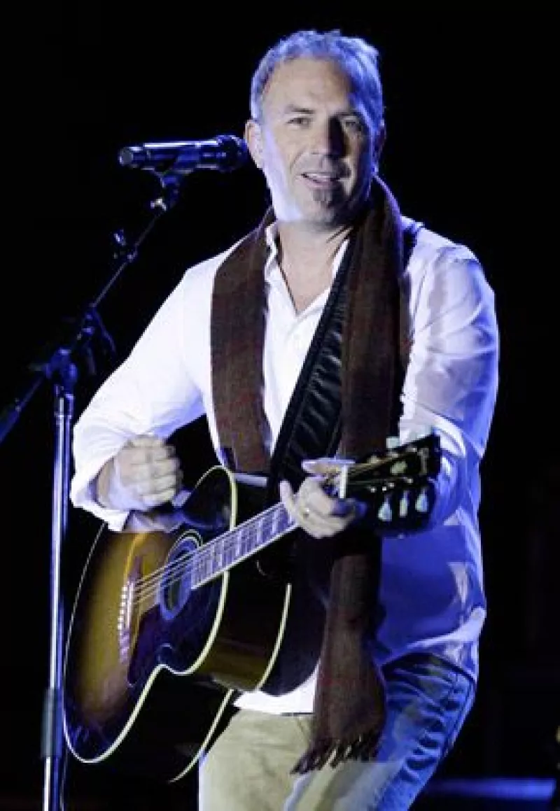 Kevin Costner firmó para ser anfitrión de una espectacular fiesta previa al magno evento de futbol americano; Ashton Kutchner y Lindsay Lohan prometieron estar presentes, al igual que Snoop Dogg.