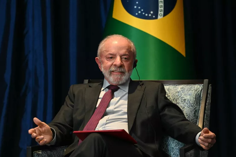 El presidente de Brasil, Luiz Inacio Lula da Silva, gesticula durante una reunión bilateral con el presidente de los Estados Unidos, Donald Trump, al margen de la 47a Cumbre de la Asociación de Naciones del Sudeste Asiático (ASEAN) en Kuala Lumpur el 26 de octubre de 2025.