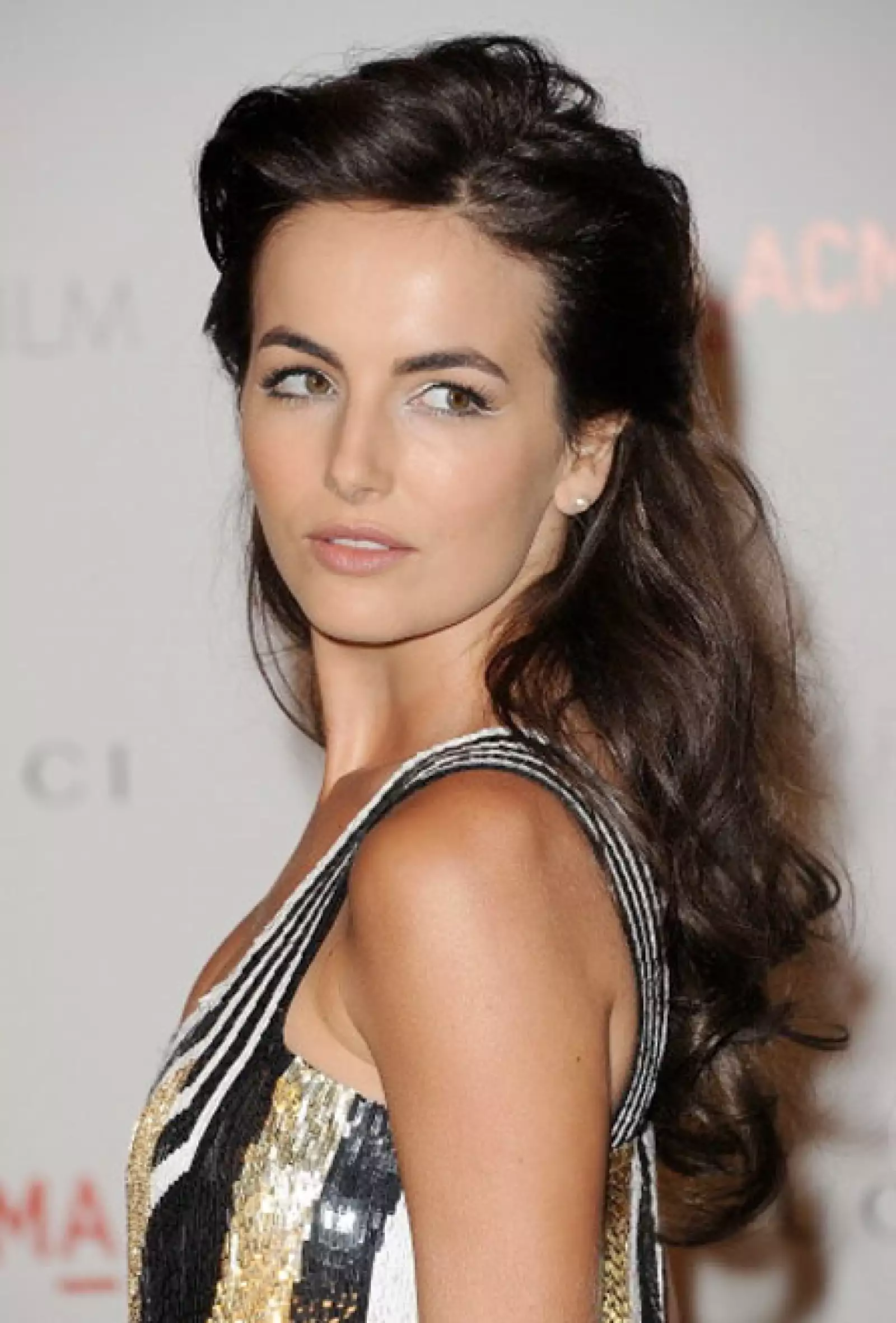 Camilla Belle llevó un peinado recogido al frente y suelto por atrás.