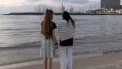 Mujeres de pie a lo largo de una playa al atardecer en Tel Aviv el 8 de junio de 2026. Irán e Israel dijeron el 8 de junio que las hostilidades entre ellos se habían detenido, después de que los dos países intercambiaran ataques que amenazaban con reavivar la guerra de Oriente Medio.